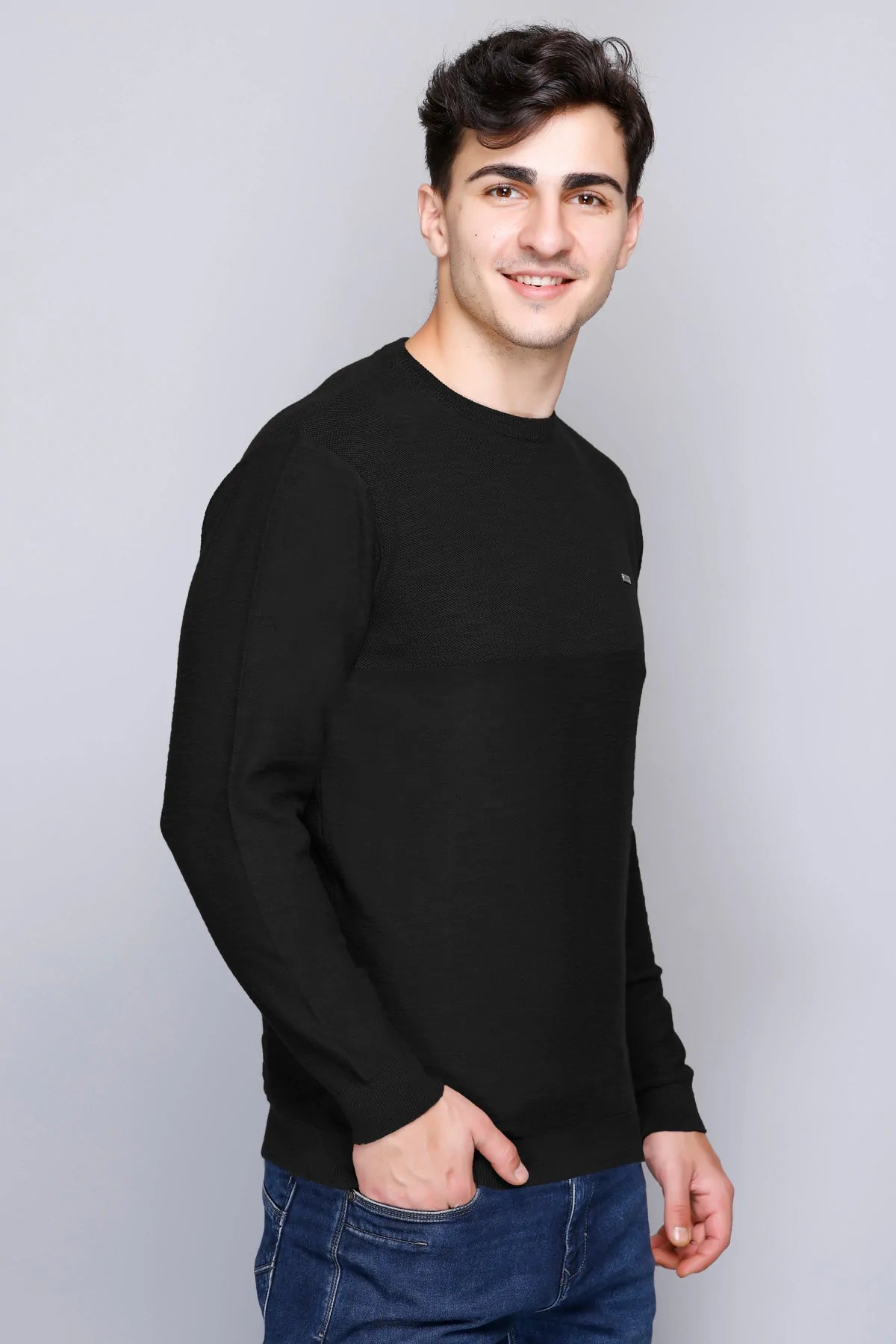 Black Solid Round Neck Pullover