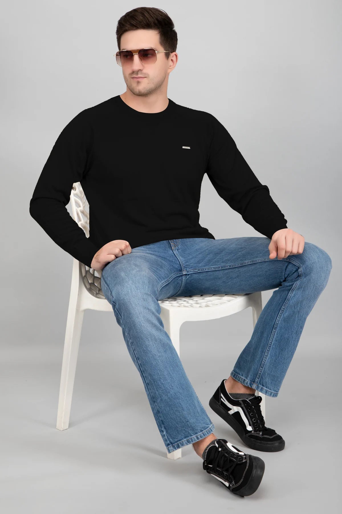 Black Woolen Round Neck Solid Men Sweater
